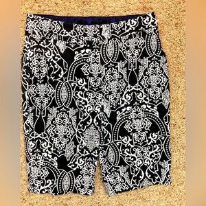 Peter Nygard Black and White Patterned Bermuda shorts chic💐